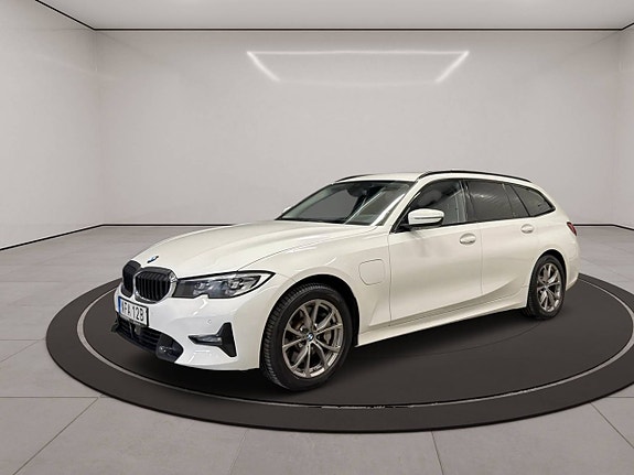 BMW 330e 4 of 5