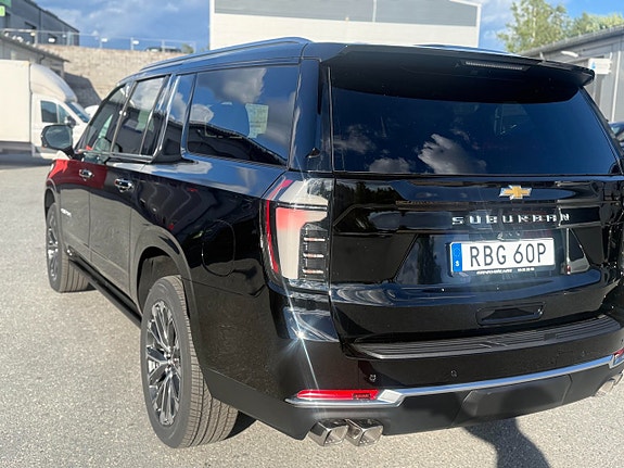 Chevrolet Suburban 3 of 5