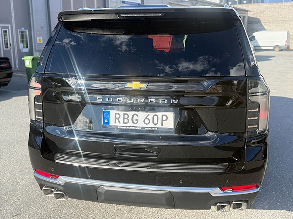Chevrolet Suburban 4 of 5