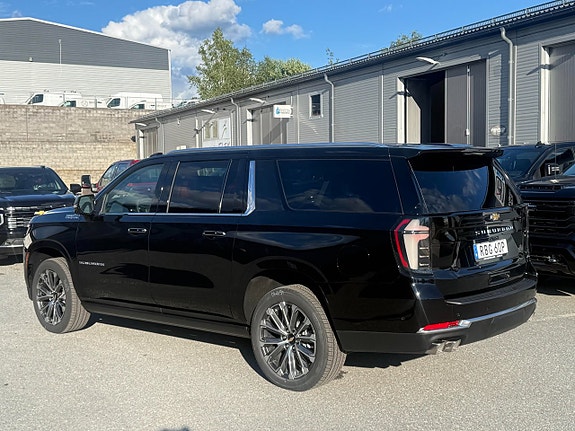 Chevrolet Suburban 2 of 5