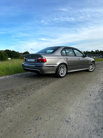 BMW 525i 3 of 5