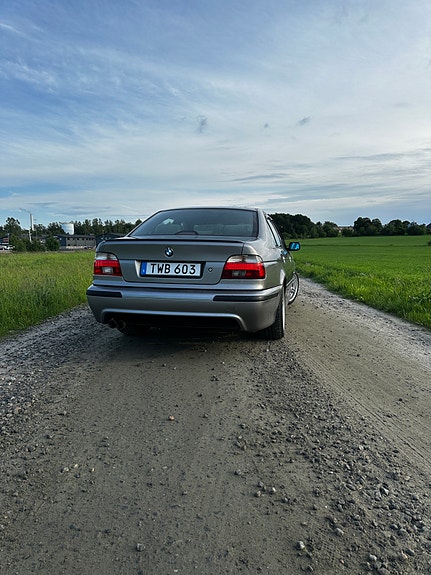 BMW 525i 2 of 5