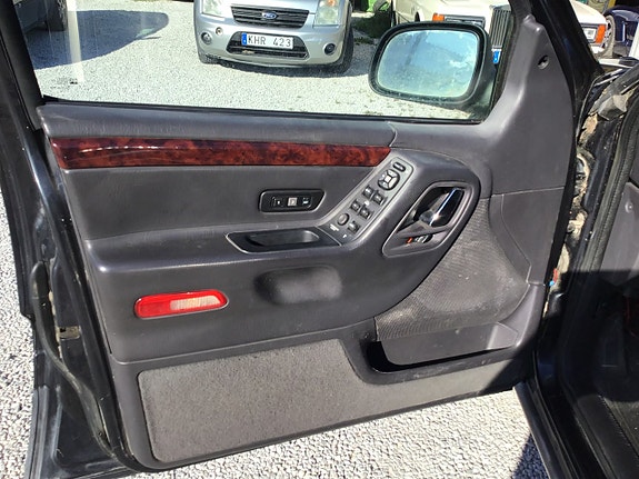 Jeep Grand Cherokee 24 of 30