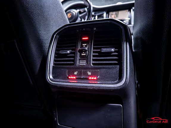 Porsche Macan 17 of 30
