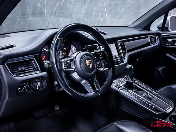 Porsche Macan 12 of 30