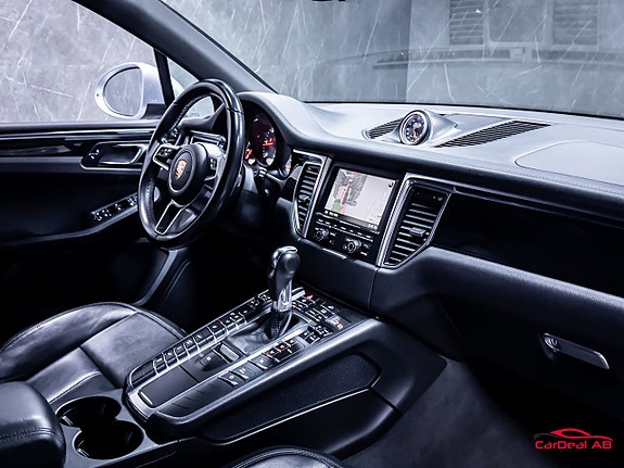 Porsche Macan 13 of 30