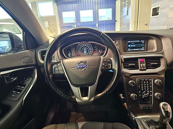 Volvo V40 12 of 19