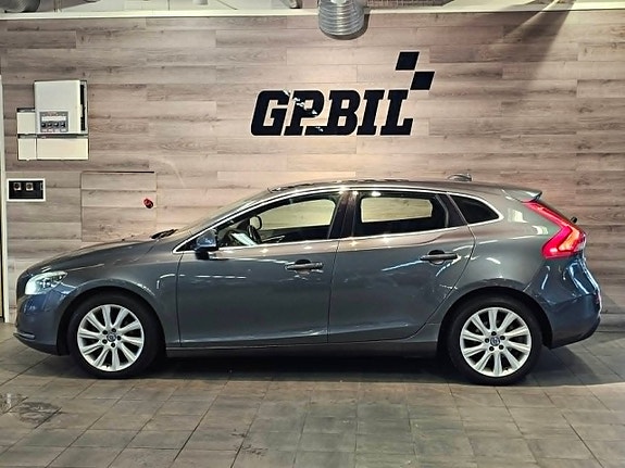 Volvo V40 2 of 19