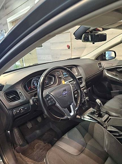 Volvo V40 6 of 19