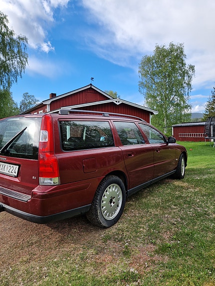 Volvo V70 2 of 5
