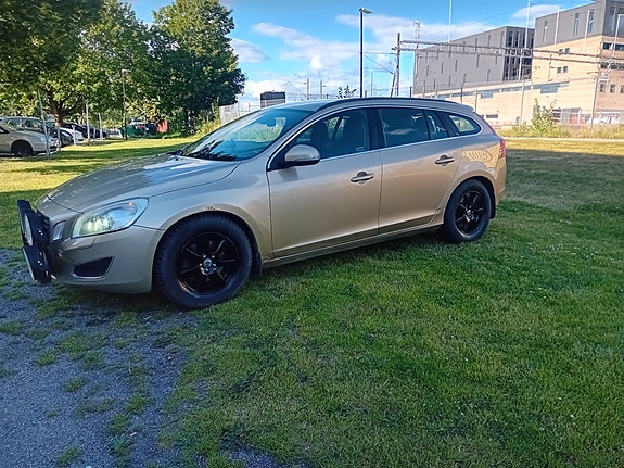 Volvo V60 2 of 7