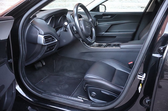 Jaguar XE 9 of 17