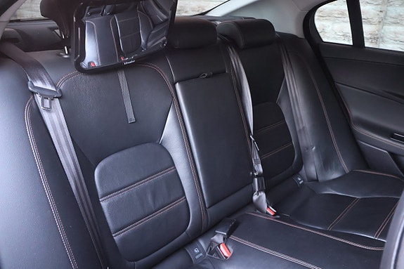 Jaguar XE 12 of 17