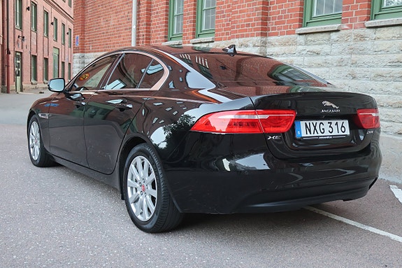 Jaguar XE 8 of 17
