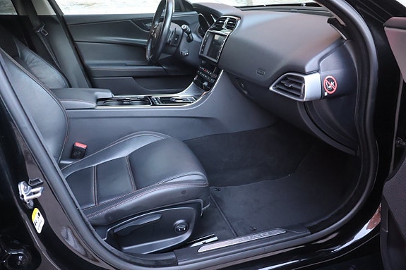 Jaguar XE 10 of 17
