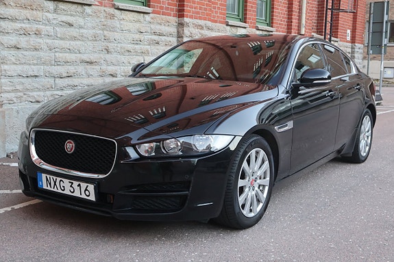 Jaguar XE 2 of 17