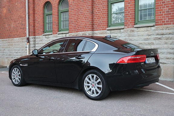 Jaguar XE 7 of 17