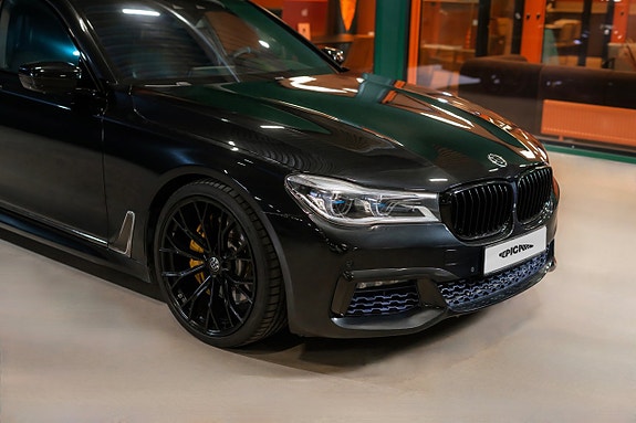 BMW 750i 3 of 5