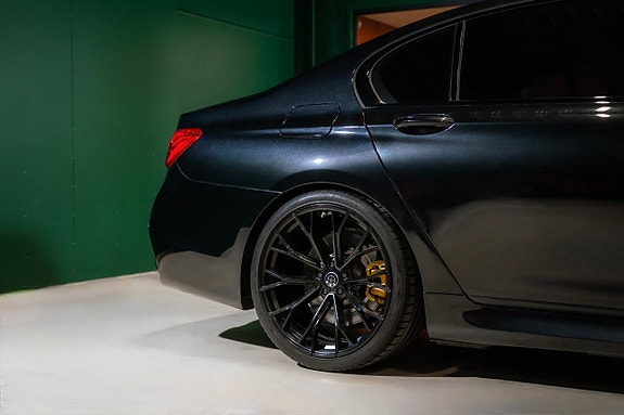 BMW 750i 5 of 5