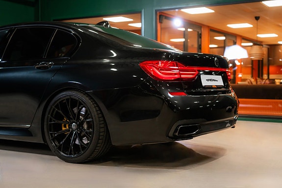 BMW 750i 7 of 29