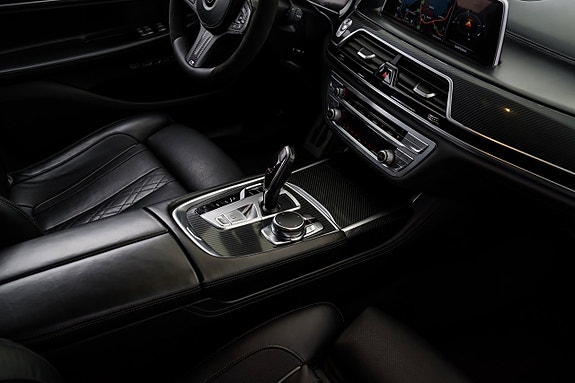 BMW 750i 26 of 29