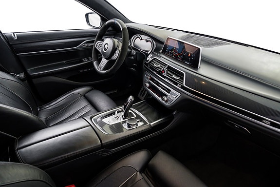 BMW 750i 25 of 29