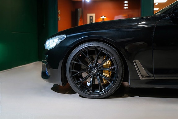 BMW 750i 10 of 29