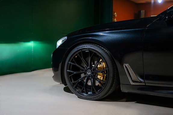 BMW 750i 4 of 5