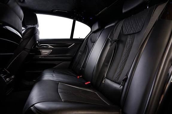 BMW 750i 28 of 29