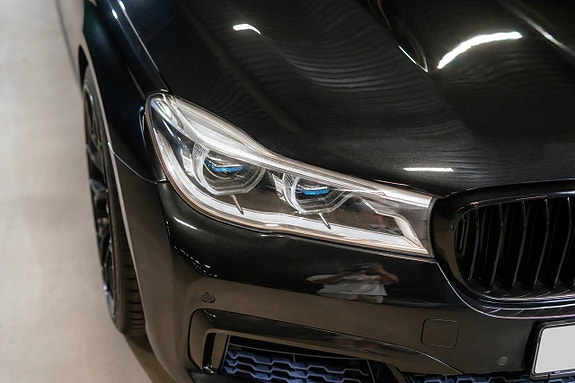 BMW 750i 12 of 29