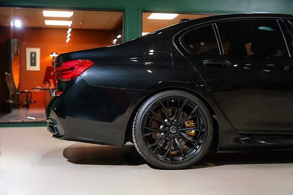 BMW 750i 11 of 29
