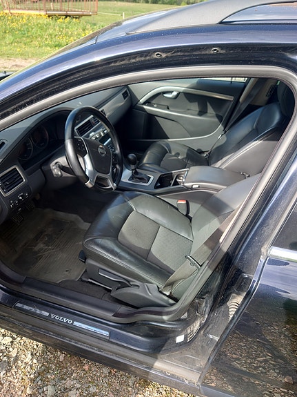 Volvo V70 2 of 8