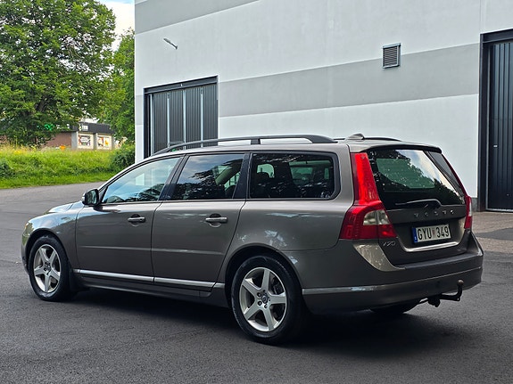 Volvo V70 3 of 5