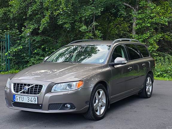 Volvo V70 2 of 5