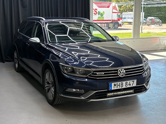 Volkswagen Passat Alltrack 2 of 5