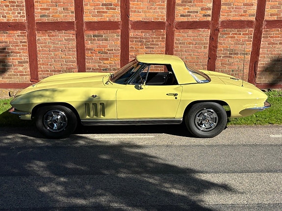 Chevrolet Corvette 4 of 5