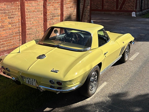 Chevrolet Corvette 3 of 5