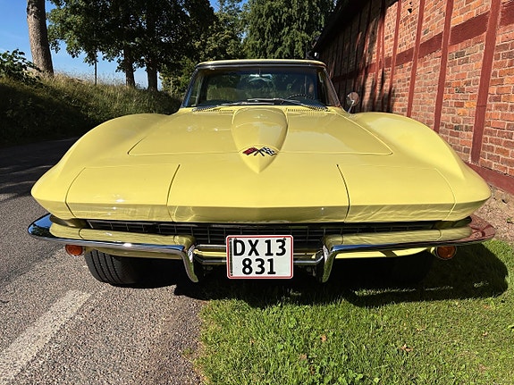 Chevrolet Corvette 2 of 5