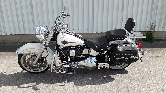 Harley-Davidson Heritage Softail Classic 2 of 6