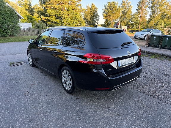 Peugeot 308 SW 2 of 5
