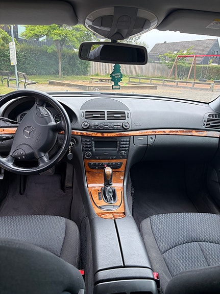 Mercedes-Benz E200 3 of 6