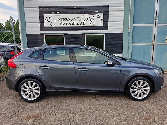 Volvo V40 2 of 5