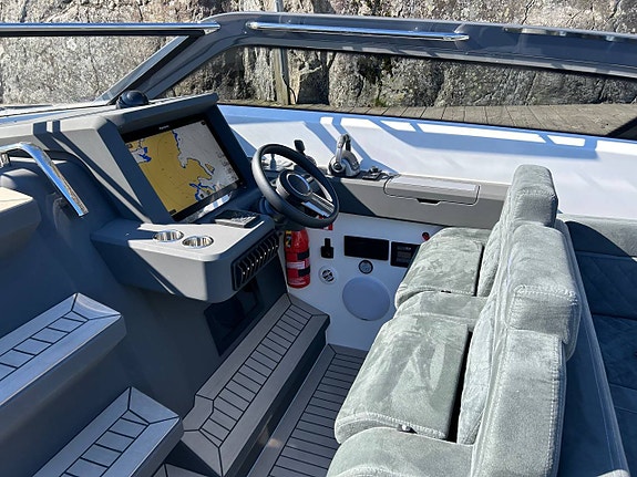 Windy 37 Shamal | 2* Volvo Penta 440/DPI | 2023 8 of 12