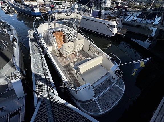 Nimbus 230 R | 2004 | Volvo Penta 5,0 GXI 2 of 5