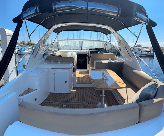 Princess V42 -2006 | 2 x Volvo Penta D6-350 2 of 5
