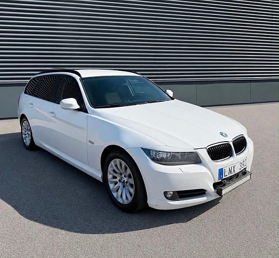BMW 318d 2 of 5