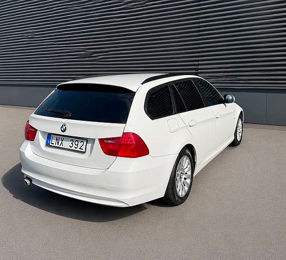 BMW 318d 3 of 5