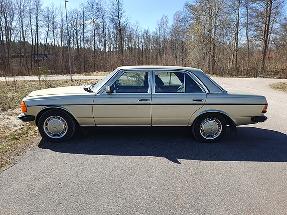 Mercedes-Benz 230 E 3 of 5