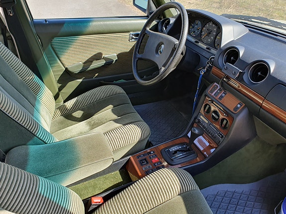 Mercedes-Benz 230 E 5 of 5