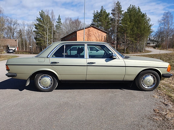 Mercedes-Benz 230 E 4 of 5